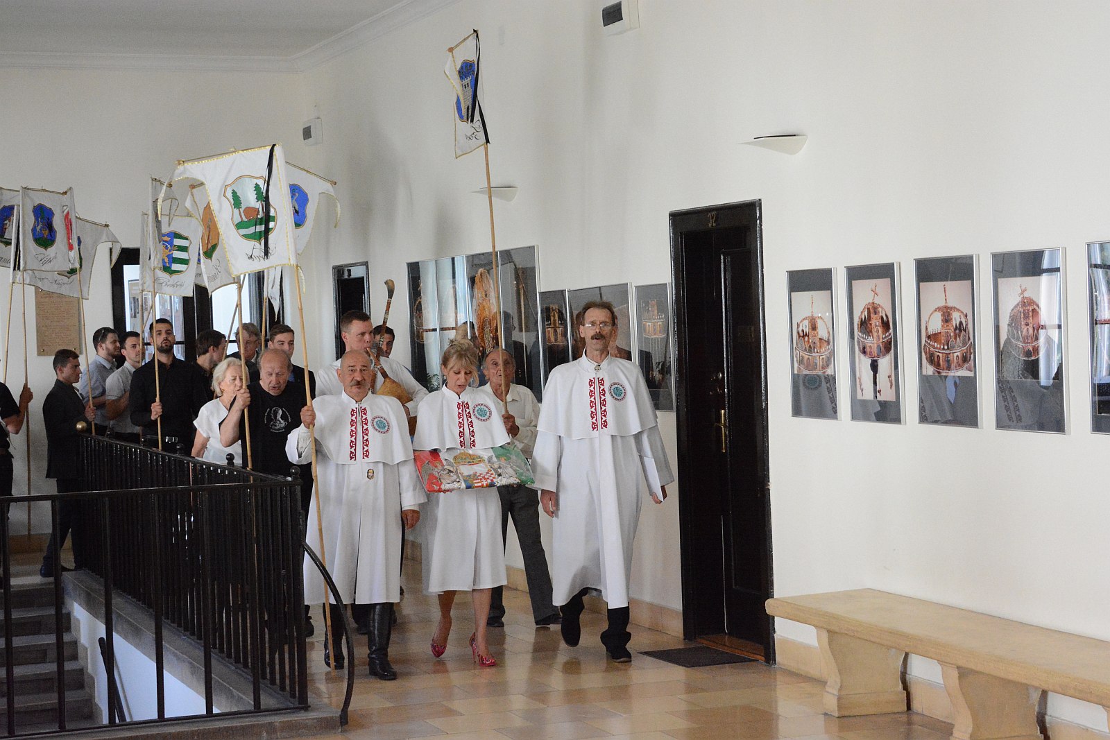 Országzászlót adományoztak társadalmi szervezetek Székesfehérvárnak